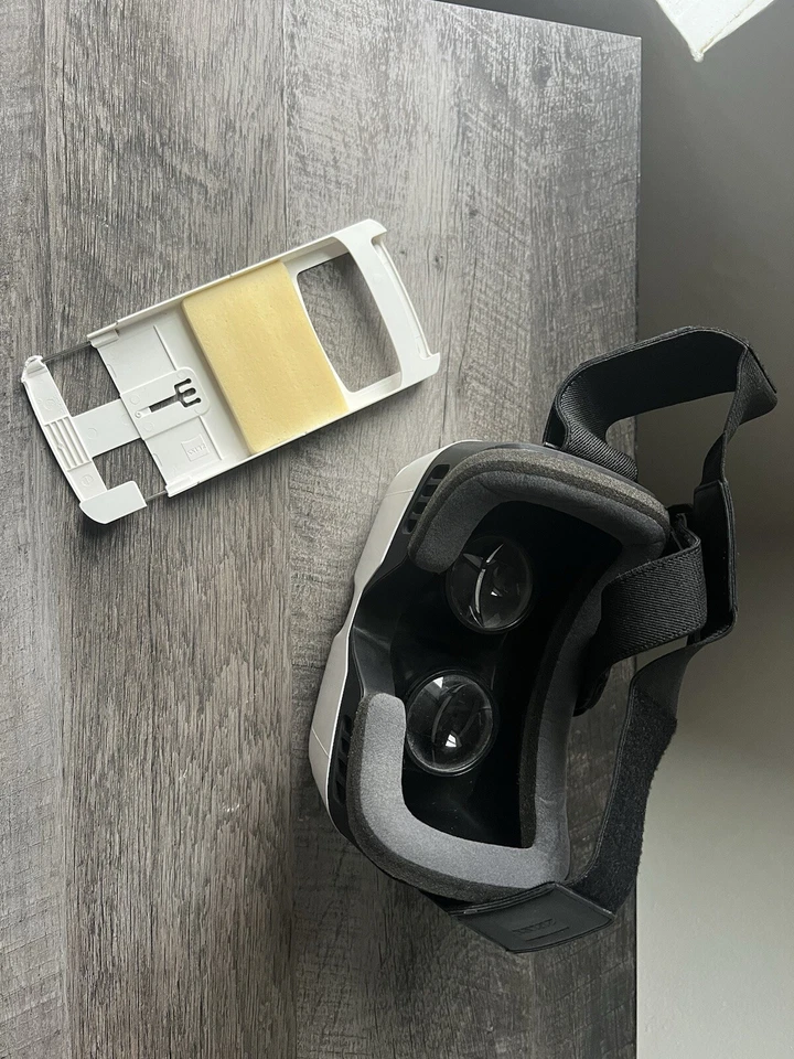 Gafas de realidad virtual Zeiss VR One Plus con correa para la cabeza y control deslizante para teléfono Foto 3 de 4