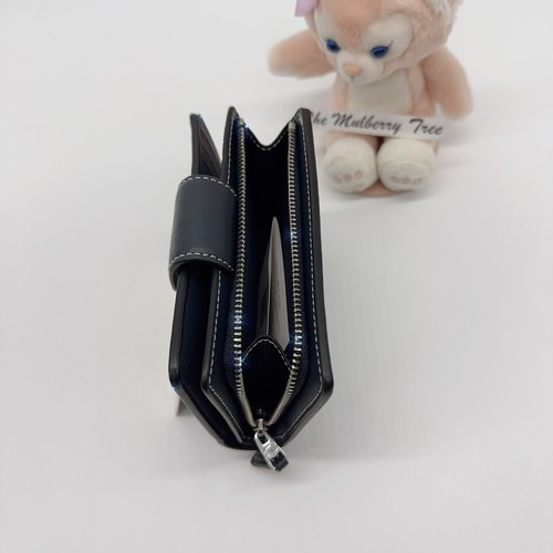 Cartera Coach mediana con cremallera en la esquina con estampado de pata de gallo verde azulado vino CJ680 NUEVA CON ETIQUETAS $198 - Imagen 6 de 9