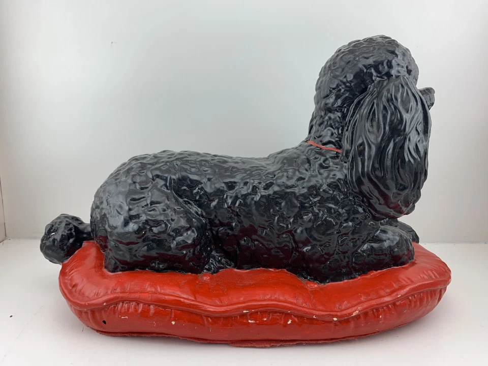 Caniche negro pintado en yeso moderno de mediados de siglo sobre una puta roja, mechón, almohada Foto 4 de 4