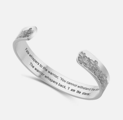 Inspirierender Armreif mit Gravur ''Fate Whispers To The Warrior'' Unisex