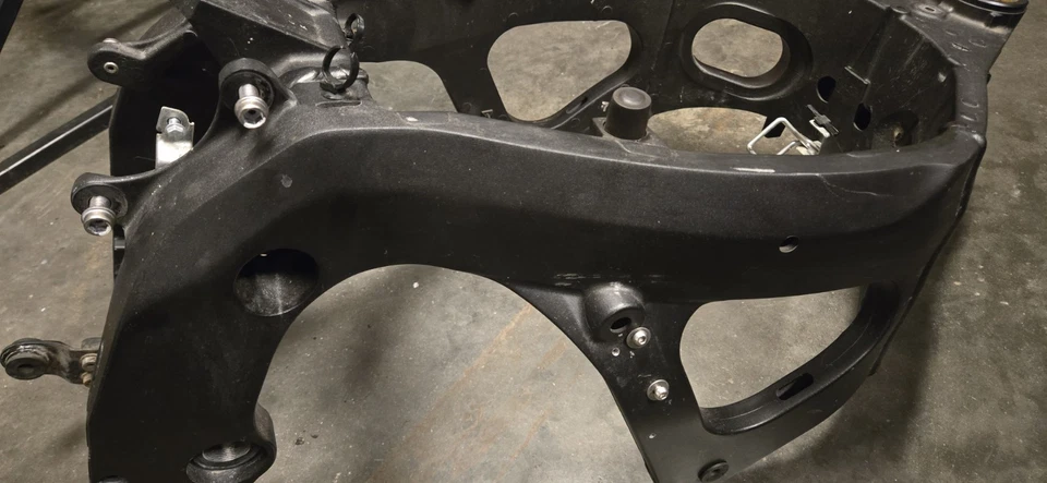 06-07 Suzuki GSXR600 GSXR 600 Main Frame Chassis OEM STRAIGHT No WRECK 2006 2007 - Image 4 of 4