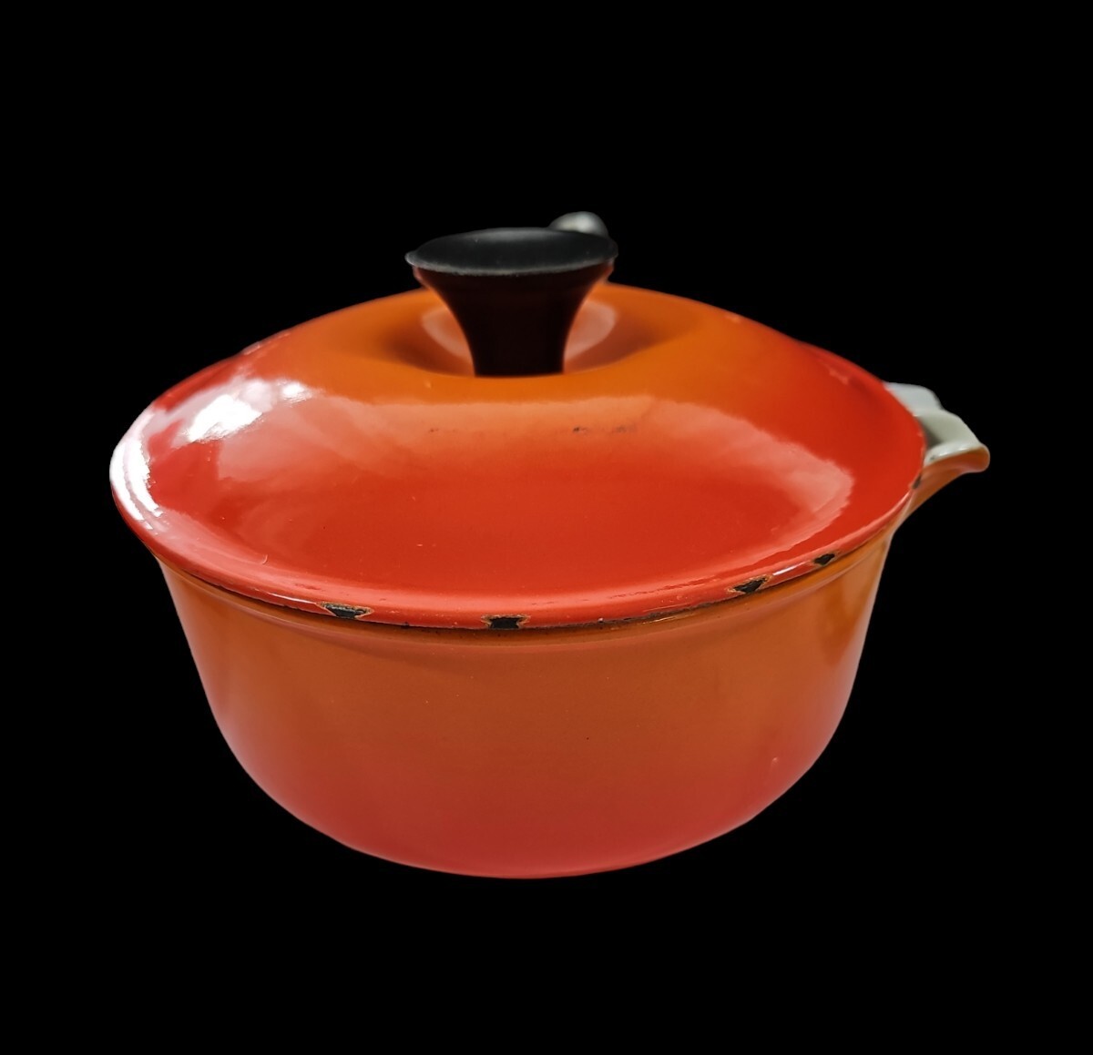 Le Creuset Orange Cast Iron 18 Saucepan w/ Lid & Wooden Handle Pour