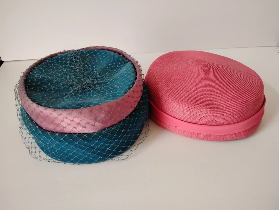 2 винтажные женские шляпы-таблетки бархатная сетка сплетенные розовые бирюзовые 22 дюйма 1950-е - Изображение 2 из 4