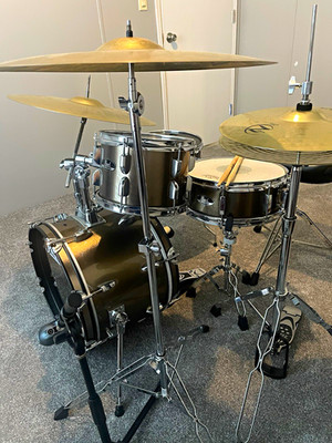 Pearl 4-Piece Acoustic Drum Kit w/ Bass Snare Tom Floor Tom & Cymbals