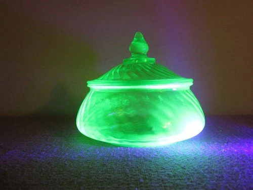 Vintage ANCHOR HOCKING Green Uranium Glass Optic Swirl Lidded Candy Dish GLOWS
