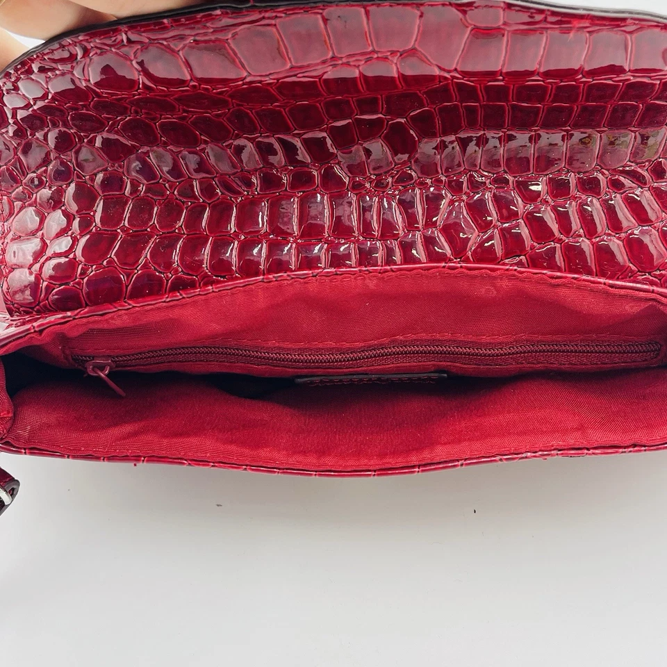 Bolso sin asas de muñeca NY&C rojo imitación cuero de cocodrilo Foto 4 de 4