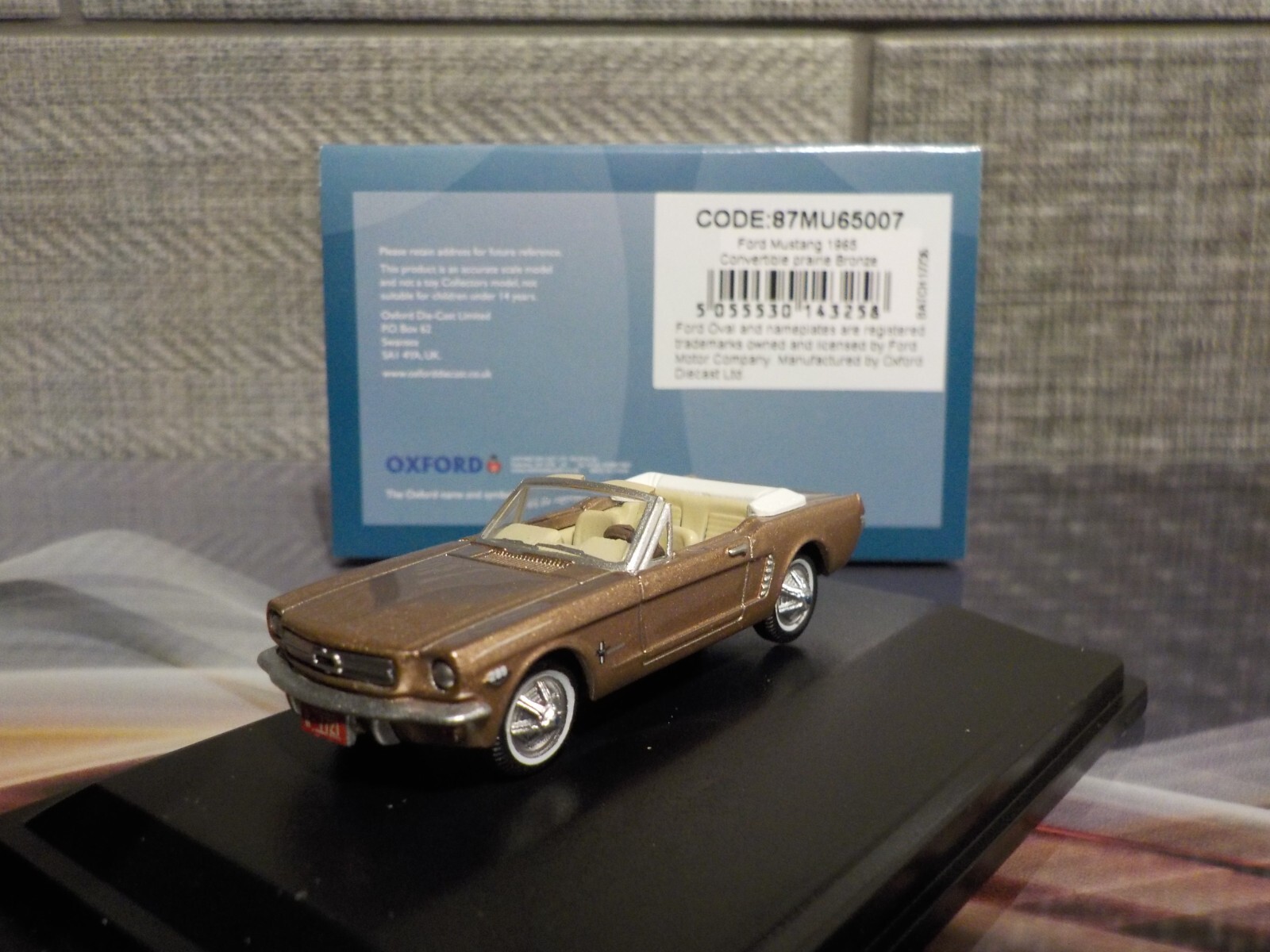 Model Car, Ford Mustang Convertible  - 1965  Bronze 1/87 New Oxford