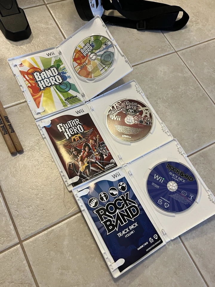 Nintendo Wii Wii-U Guitar Hero Bundle Wireless Guitar, Drum Set, Pedal + 3 games - Image 3 of 4