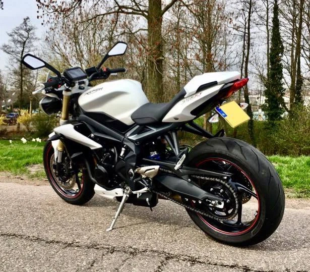 Triumph Street Triple 675 R/RX cola ordenada. 2013 2014 2015 2016 2017 2018 Foto 3 de 4