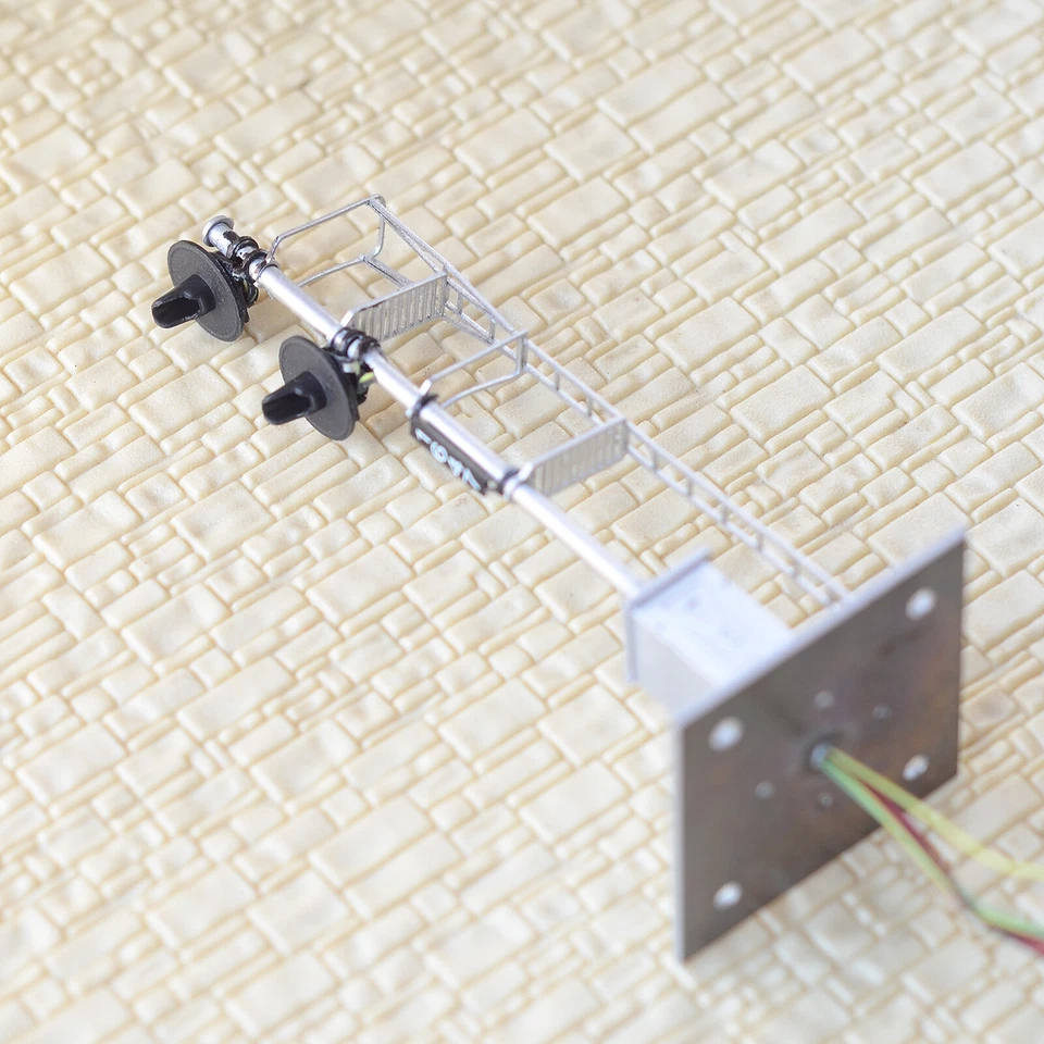 1 x HO scale model railroad 3-colors searchlight signal metal cabinet 2 head #11 - Image 2 of 4