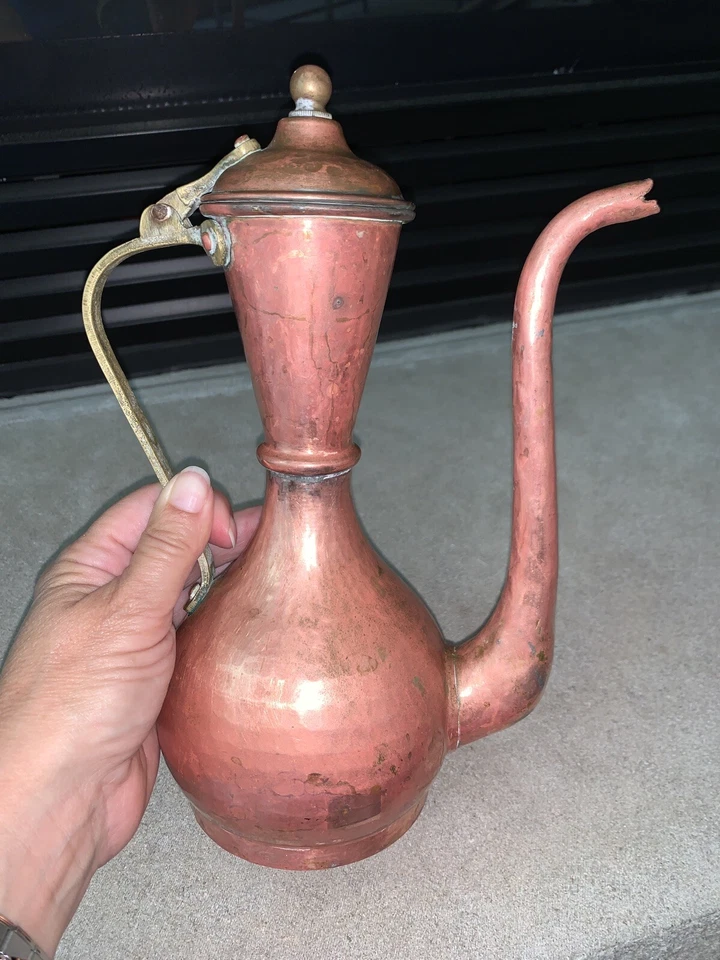 Cafetera/tetera antigua de colección ornamentada hecha a mano con motivo de cobre Foto 4 de 4