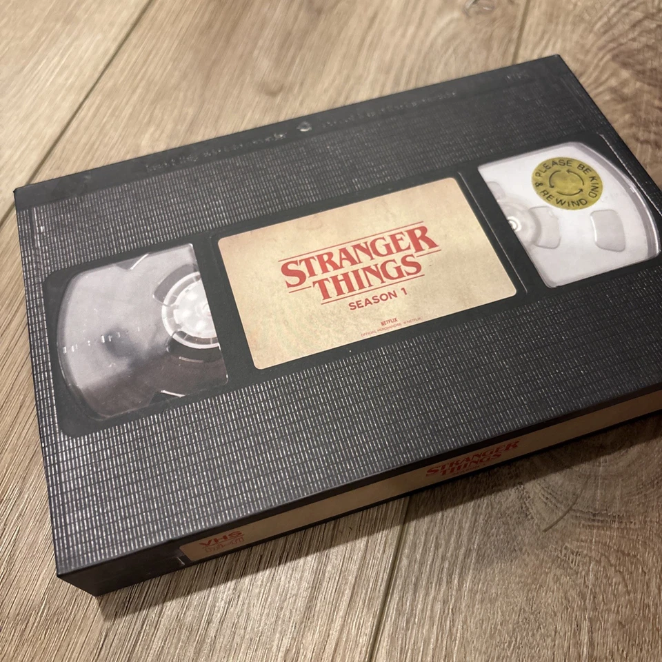 STRANGER THINGS SEASONS 1 & 2 COLLECTOR'S EDITION BLU-RAY DVD DISC BOX SETS Foto 2 de 4