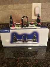 DEPARTMENT 56 "CHRISTMAS LANE LIT GATE" SNOW VILLAGE #800005