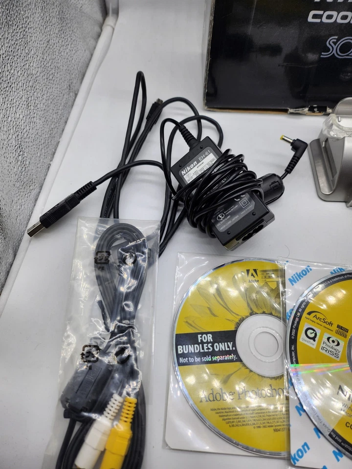 Nikon Coolpix SQ - Digitalkamera - Silber - Funktionsfähig - Inkl. Zubehörpaket - Bild 2 von 4