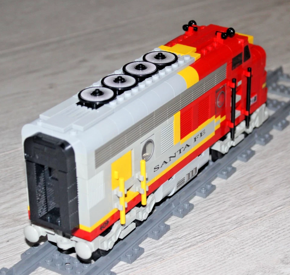 LEGO; Eisenbahn - Große Diesellok Santa Fe ähnlich 10020 - Bild 3 von 3