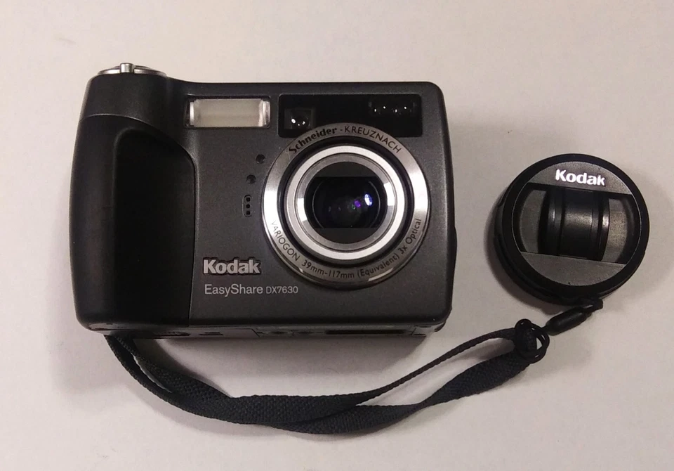 Kodak EasyShare DX7630 Digital Camera + Dock 6000 +Cables +Carry Case +Charger - Image 2 of 4