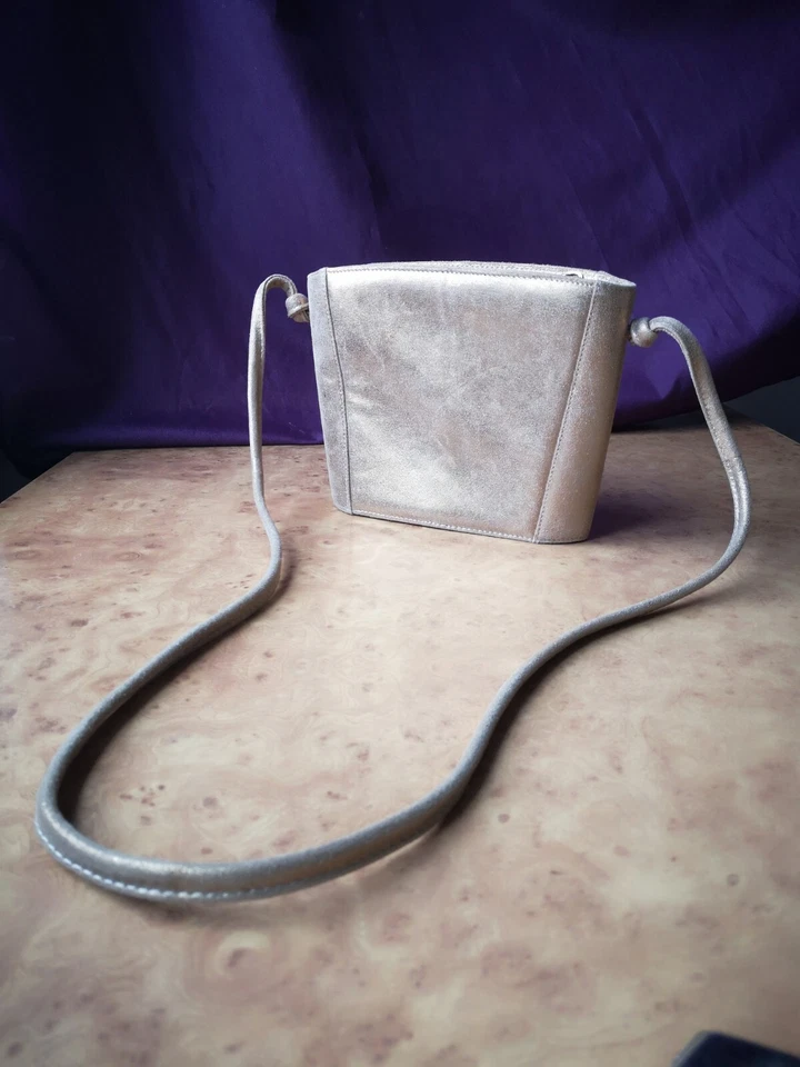 Jacques Vert women's leather crossbody bag gold trapeze made in Italy - Image 3 of 4