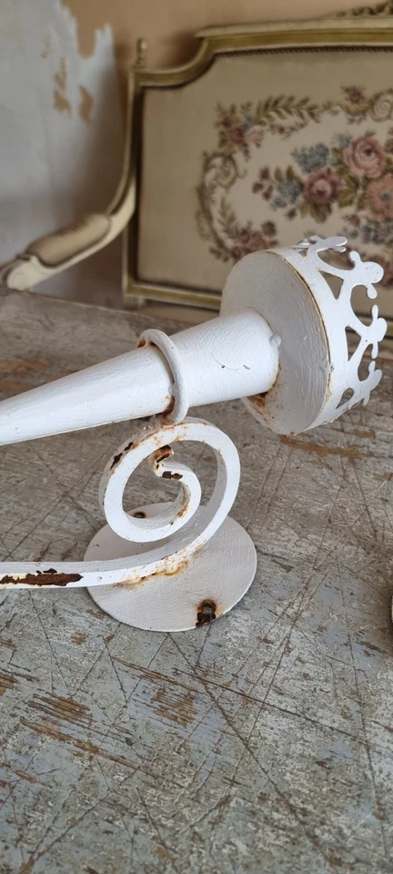 Pair of 1950s "Neo-Moyenageux" style sconces in grey zinc-white lacquered iron - Photo 4/4