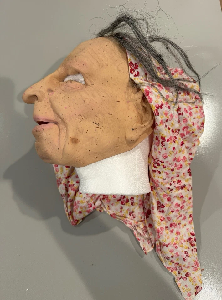 Máscara de látex Zagone Studios Nana con pañuelo hecha en EE. UU. Vieja dama Halloween Foto 2 de 4