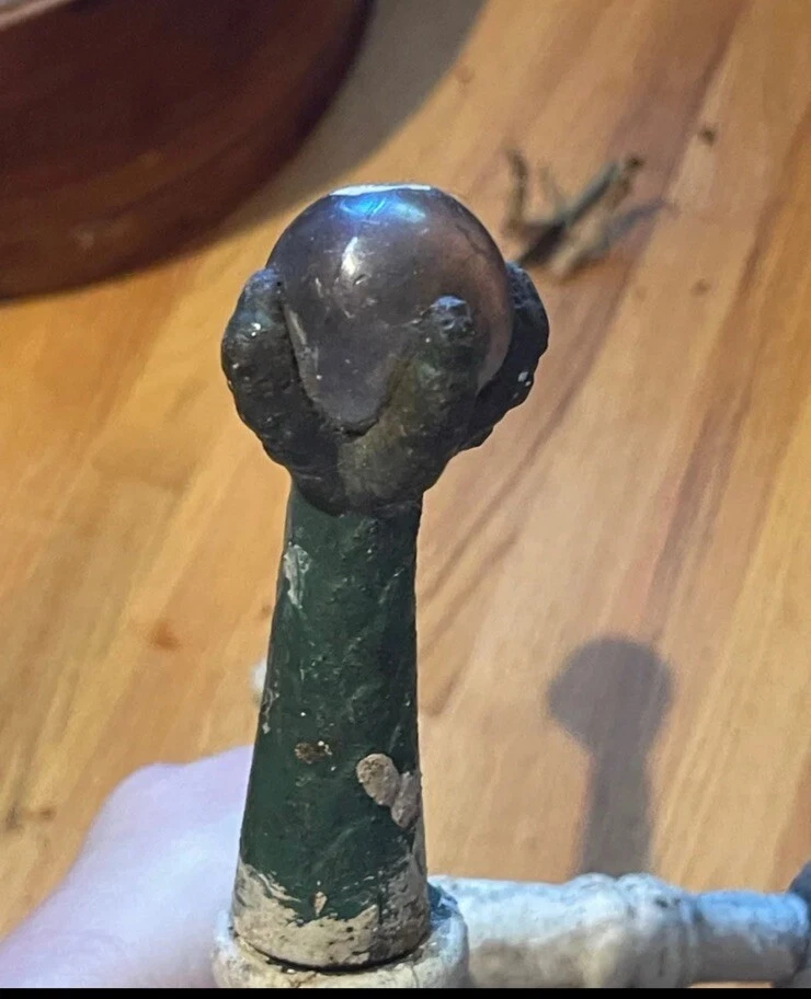 Antigua mesa victoriana de madera de salón con extremo de bola de garra de vidrio púrpura de uranio Foto 4 de 4