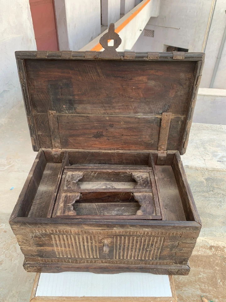 Caixa de armazenamento de dinheiro antiga indiana artesanal de madeira comerciante com trava - Imagem 3 de 4