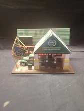 Vintage Quaker State Gas Station Lighted Golden Wheel Die Cast China 1/32 Scale