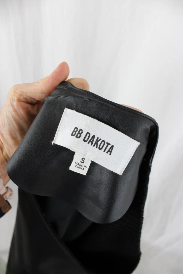 Chaqueta para mujer BB Dakota negra de imitación de cuero manga larga con hebilla talla pequeña Foto 3 de 4