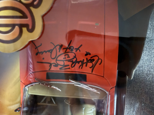 1:18 Scale Diecast Dukes of Hazzard General Lee signed by Daisy Duke - Picture 4 of 4