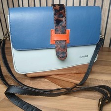 Borsa a tracolla Soruka in pelle riciclata blu colorblock leopardata nascondiglio passante media