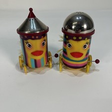 Pylones France Clockwork Windup Rolling Plastic Birds Salt & Pepper Shakers