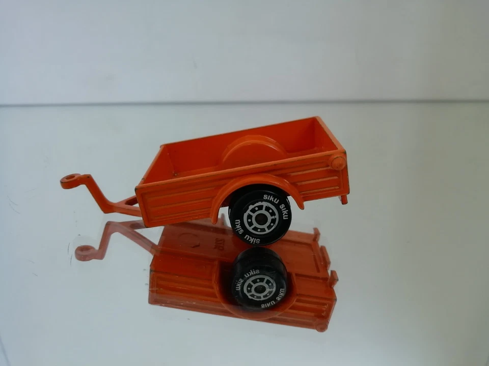 Rimorchio Siku 2215 per camion Mercedes-Benz Unimog arancione - Immagine 2 di 4