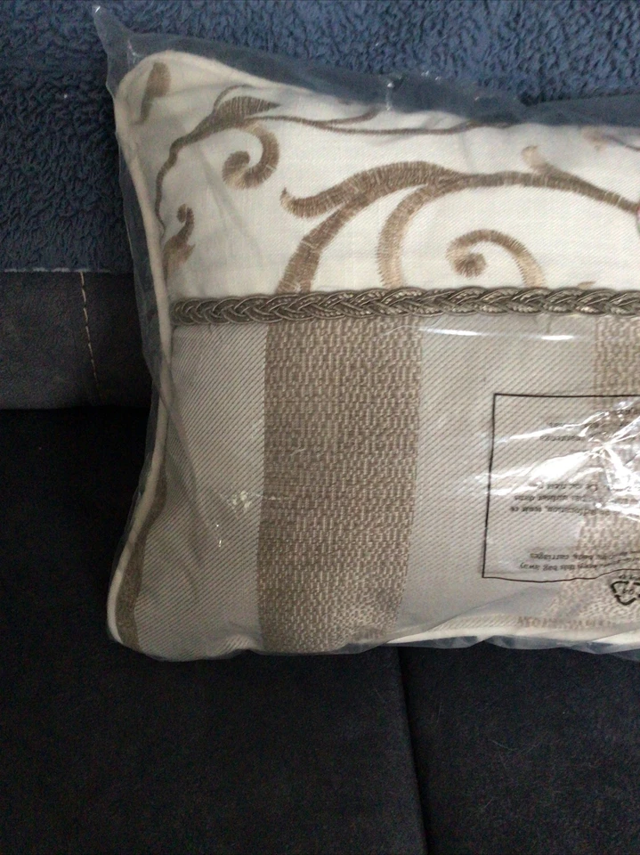 Croscill Anessa Boudoir bedpillow, New in package, 12 x 18 - Image 3 of 4