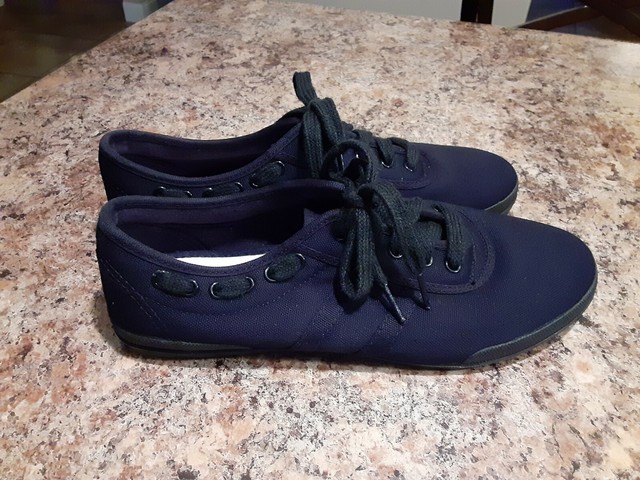 ladies black canvas shoes