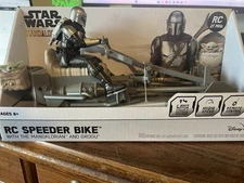 Disney Star Wars The Mandalorian: RC SPEEDER BIKE with The Mandalorian & Grogu!