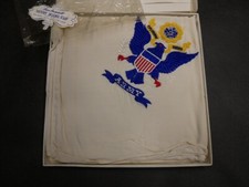 28790 - USA. Victory Insignia Scarf. Seidenschal mit gesticktem USA-Wappen und