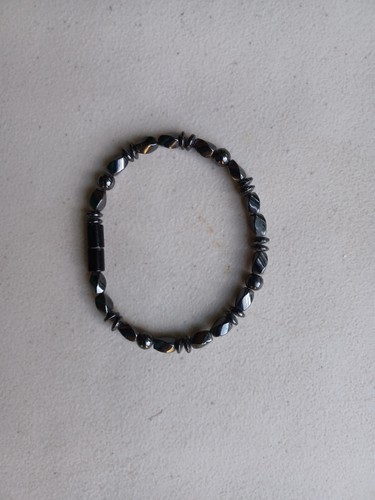 Hematite Bracelet - Magnetic Clasp - Simple, Clean Design - Very Good Condition - Picture 3 of 4