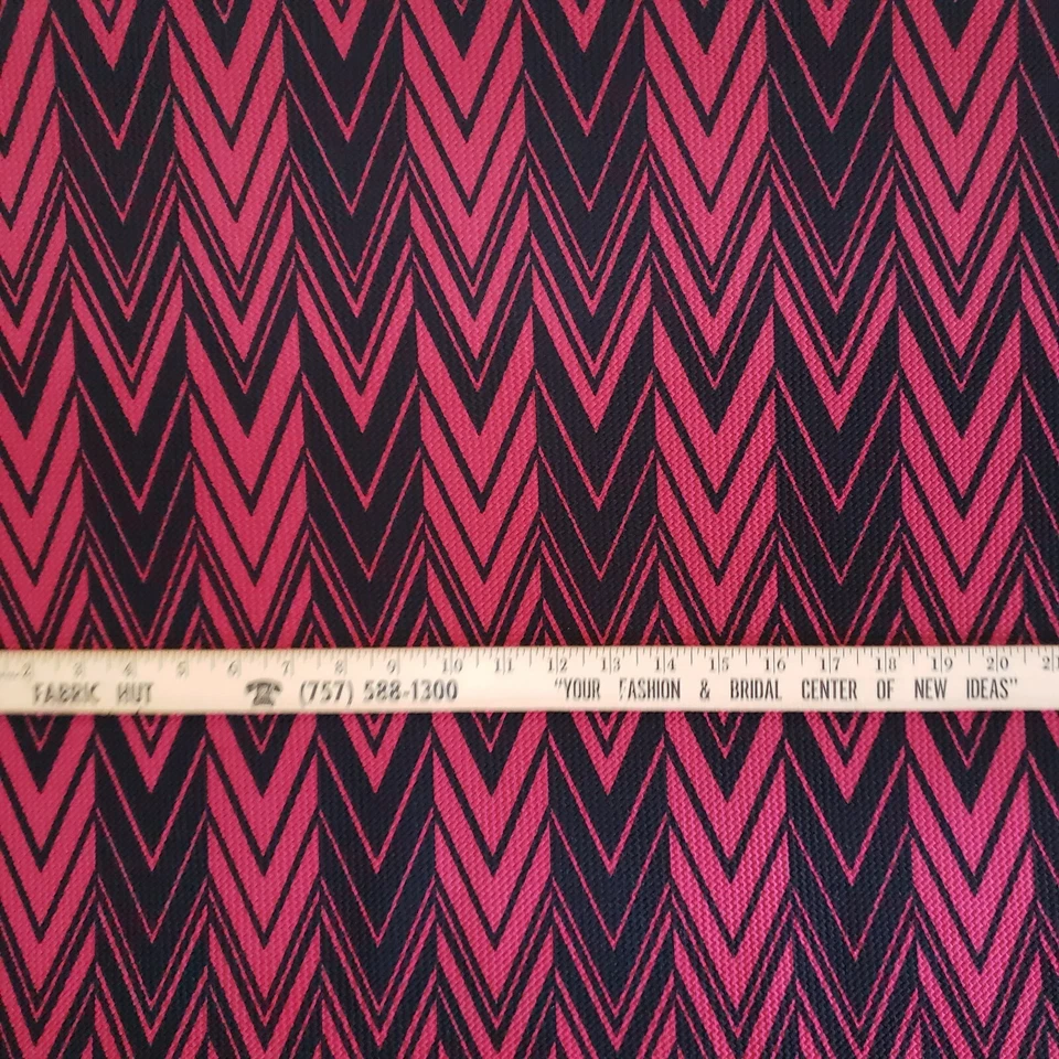 Tela Liverpool Tejida Estampado Chevron Borgoña/Negro 58" por Yarda Foto 2 de 2