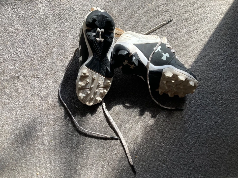 Botines de béisbol Under Armour para niños talla 11 Foto 4 de 4