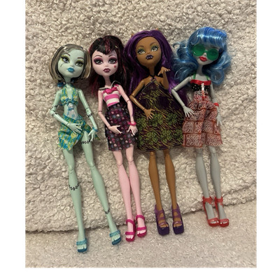 Mattel Monster High 4 Modepuppen Set, verschiedene Haarfarben, abnehmbare Kleid 
