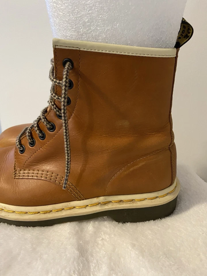 Dr Martens 1460 Analine Oak Brown 8 Eye Lace Up Boots Size 8M AW004 Tan Camel - Image 2 of 4