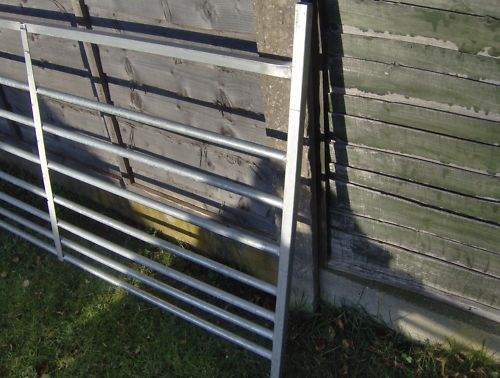 galvanised steel sheep hurdles - Picture 3 of 3