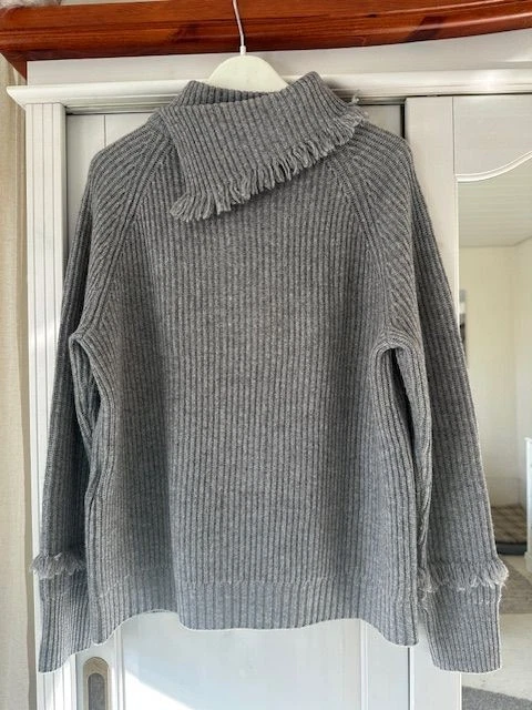 Neuer grauer  Kaschmir Pulli mit extravagantem Kragen + Fransen von " Madeleine  - Bild 3 von 4