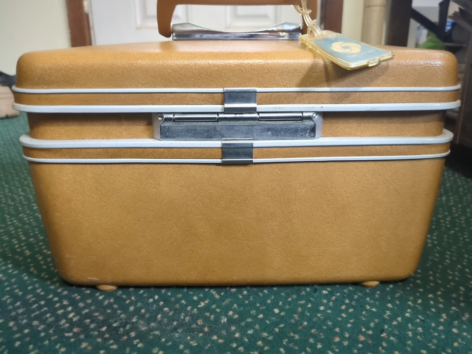 Vintage Samsonite Silhouette Train Case Hard Shell with Key and Tray Camal - Image 2 of 4