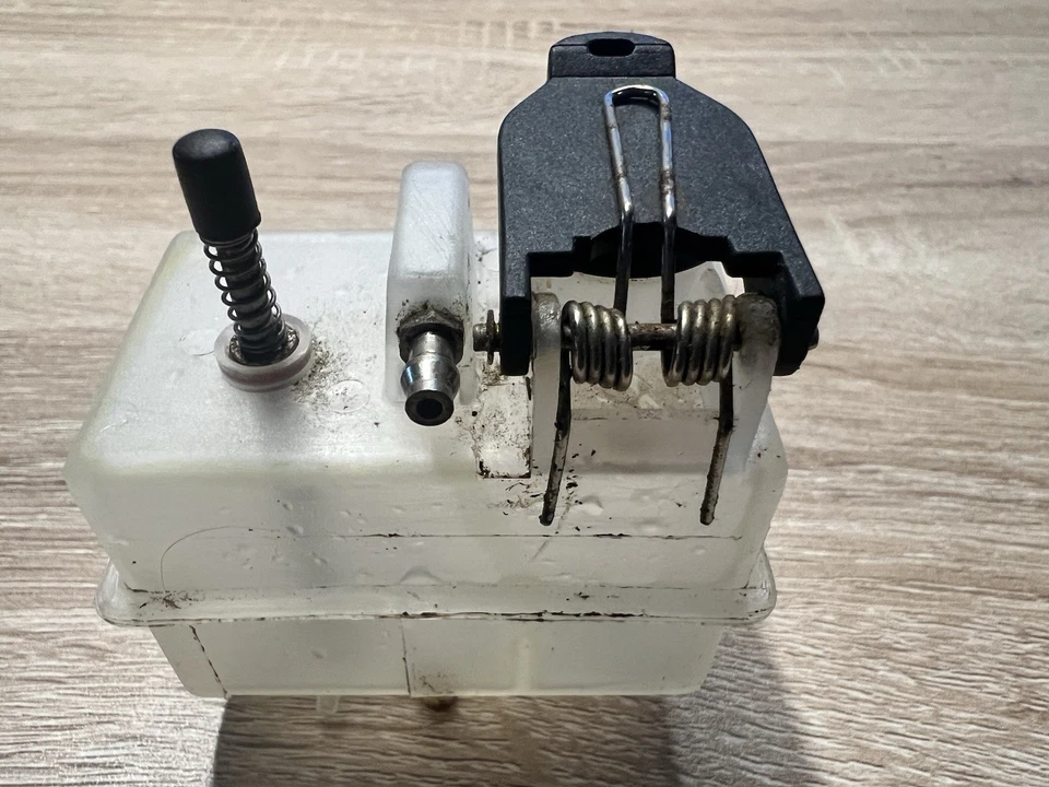 Vintage Thunder Tiger DT-10 Plastic Nitro Fuel Tank w/ Prime Pump AR0033 - Used - Image 2 of 4