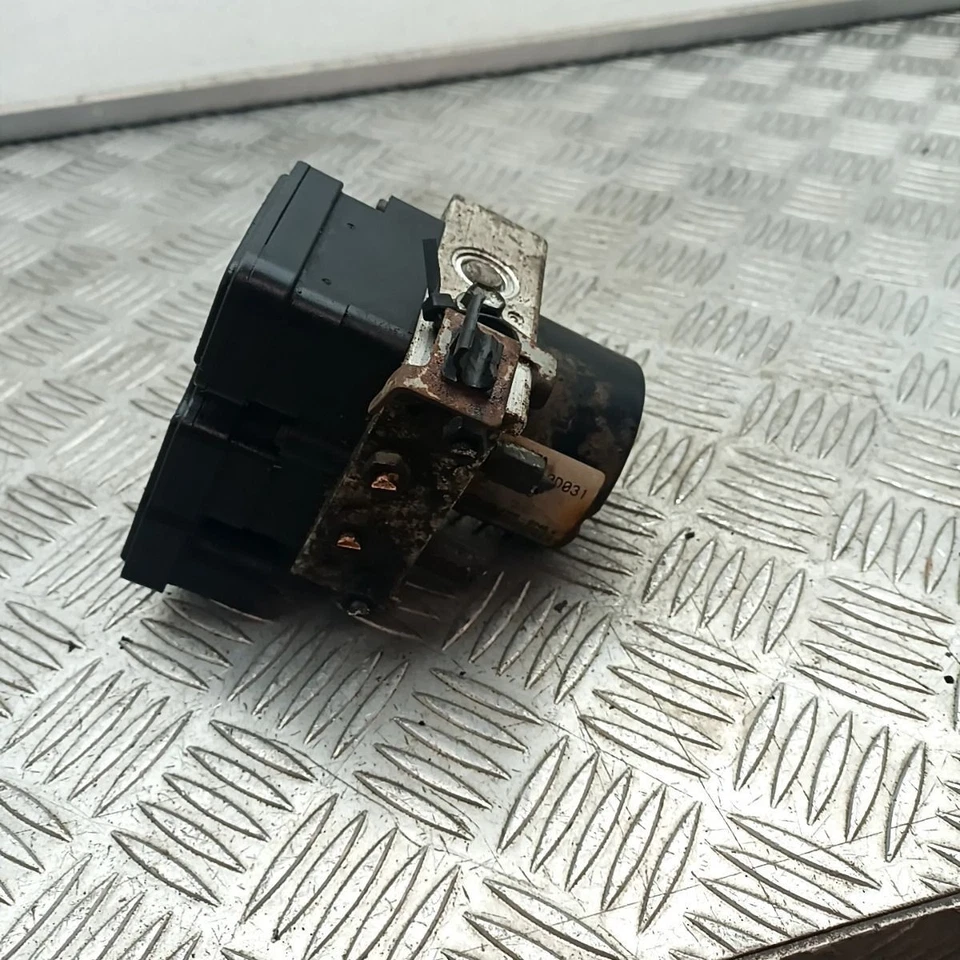 UNIDAD DE CONTROL MODULADOR BOMBA ABS TOYOTA YARIS 440500D031 Foto 3 de 4