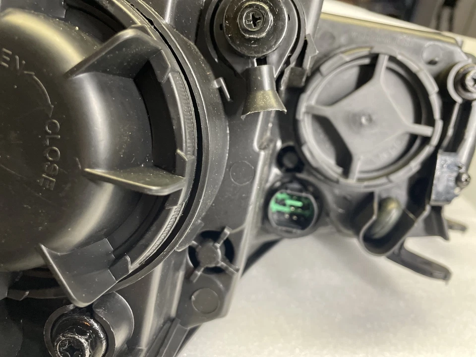 Conjunto de faros halógenos derecho Kia Forte Base 2017-2018 sin DRL OEM 92102-B0700 Foto 2 de 4