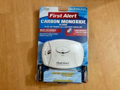 First Alert CO605 Carbon Monoxide Plug-In Alarm with battery backup NEW