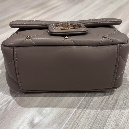 Neu mit Etikett Badgley Mischka Umhängetasche gesteppt Nieten Perlengriff Kettenriemen taupe - Bild 10 von 12