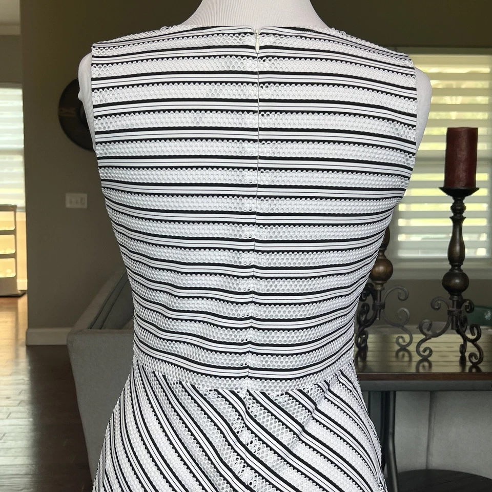 Vestido para mujer Marc New York talla 8 calce y acampanado blanco y negro sin mangas cuello en V Foto 4 de 4