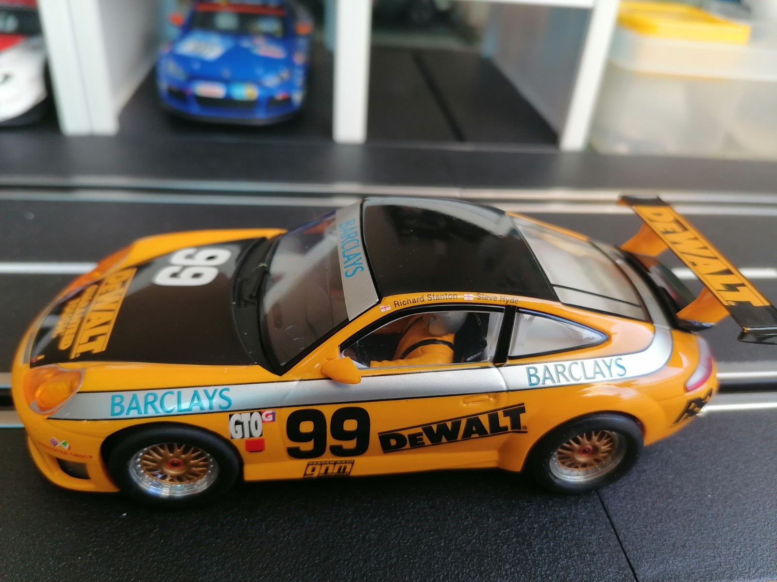 Porsche 911 GT3R Scalextric avec lumières pour soirées de course sur circuit Ninco FLY